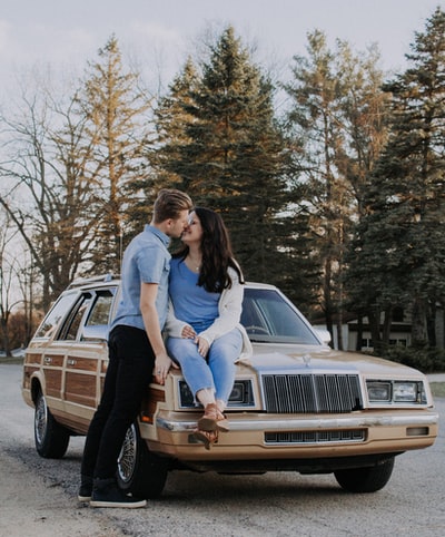 男人亲吻女人坐在棕色的车
